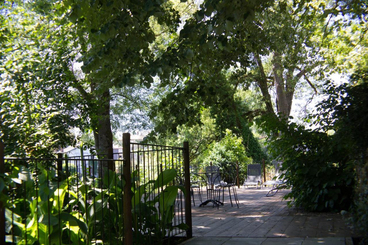 Pont Vieux Chambres Et Gites Confolens Exterior foto